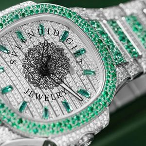 Reloj de Lujo para Hombre con Diamantes, Correa de Moissanita Plateada, Esfera de Cristal de Zafiro, Movimiento de Cuarzo ETA, Incrustaciones de Esmeralda Verde, Cierre Oculto - Product Image 2