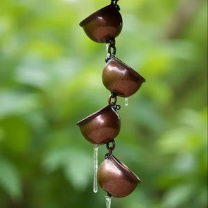 Chaîne de pluie en cuivre faite à la main, guide d'eau de pluie en métal de conception artisanale pour l'aménagement et le design extérieur - Product Image 1