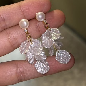 Pendientes de Borla con Diseño de Concha y Flores de Alta Gama, Estilo Casual para Vacaciones, Diseño de Perlas de Lujo Ligero - Product Image 1