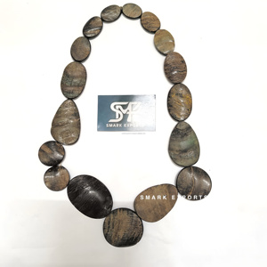 Collier de perles en corne de buffle naturelle pour femmes, bijoux en corne organique faits à la main, tour de cou de style tribal ethnique - Product Image 6