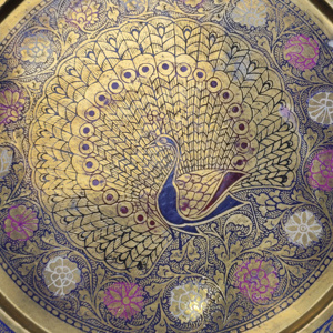 Assiette murale décorative en laiton peinte à la main style paon indien traditionnel, style antique, incrustation émaillée colorée, plateau rond décoratif - Product Image 2