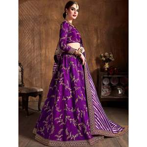 Lehenga Choli de Novia Talla Grande, Morado, Bordado en Seda con Volantes, Perlas y Espalda Transparente - Product Image 5