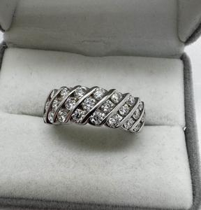 Bague de fiançailles tendance pour femme en argent sterling 925, sertie de moissanite taille brillant à canaux diagonaux, multi-rangs ondulés - Product Image 2
