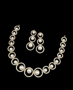 Ensemble collier et boucles d'oreilles de luxe plaqué or antique, motif central en perle et boucles d'oreilles triples circulaires assorties pour occasions spéciales - Product Image 5