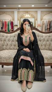 Ensemble Sharara avec Dupatta, Collection de Costumes Designer pour Femmes, Soie Chinon Premium Brodée, Tenue Traditionnelle de Soirée, Coupe Ajustée, Réversible - Product Image 3
