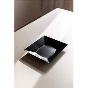 Plateau de service carré en métal noir mat de luxe, élégant et moderne, plat décoratif pour apéritifs, finition émail premium, décoration de table basse - Product Image 1