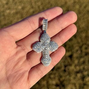 Colgante Religioso Unisex de Plata de Ley 925 con Moissanita VVS de Corte Brillante Redondo en Forma de Cruz - Product Image 1