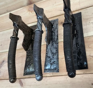 Manija de puerta de hierro forjada a mano, fácil de instalar, en forma de hacha – Acabado pintado, altamente duradero, con detalles intrincados tallados. - Product Image 3