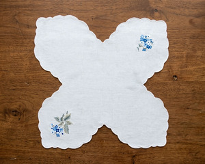 Housse à pain en coton blanc brodée de fleurs bleues, personnalisable, avec bord festonné, réutilisable et lavable en machine, vente en gros - Product Image 2
