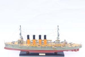 Modèle de bateau russe en bois fait main - Décoration artisanale à l'échelle militaire de la marine impériale, croiseur Varyag - Product Image 1