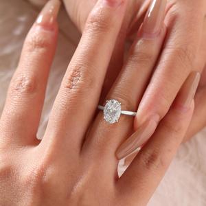 Anillo de Compromiso con Diamante Ovalado de Laboratorio de 2 Quilates, Oro Amarillo de 14K, Engaste Catedral de Alto Perfil, Joyería Sostenible Certificada por IGI - Product Image 3