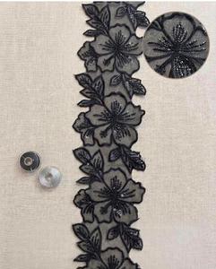 Ribete de encaje ligero bordado floral negro con lentejuelas para prendas, bolsos y bodas - Product Image 1