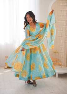 Design luxueux présentant un nouveau costume Anarkali de créateur dans un style élégant et moderne - Product Image 4