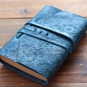 Carnet en cuir véritable fait main personnalisé, motif floral embossé, reliure cousue, porte-stylo, sangle de fermeture, logo personnalisé - Product Image 4