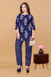 Conjunto de dos piezas de poliéster y rayón premium con estampado floral azul marino de moda para mujer, conjunto de ropa urbana con cuello redondo y pantalón para dama. - Product Image 2