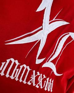 Survêtement à capuche pour femme rouge avec logo blanc imprimé, fermeture éclair intégrale et poches latérales, tenue décontractée d'hiver à prix abordable - Product Image 3