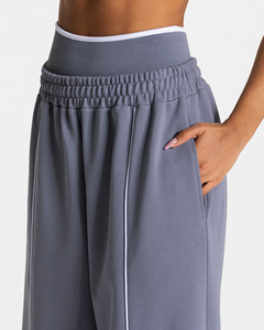 Pantalon de jogging ample gris glace pour femme, en molleton de coton premium, avec détails contrastants, coupe large, haute qualité, vente en gros - Product Image 3