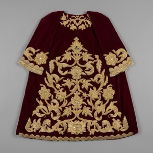 Delantal de terciopelo color borgoña oscuro para mujer con bordado dorado y diseño floral, talla adulta - Product Image 1