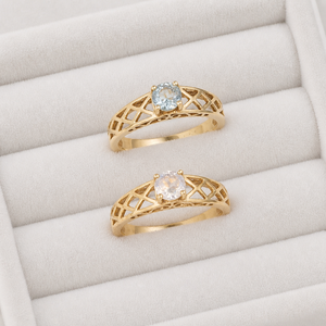 Bague solitaire en topaze bleue, ton or, bande géométrique, minimaliste, faite à la main, élégante, bijoux de créateur pour femme, à porter au quotidien - Product Image 5