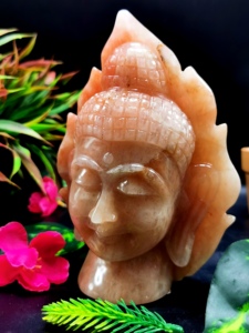 Cabeza de Buda de Aventurina Naranja sobre hoja - talla artesanal del Buda sereno y meditando - Product Image 3