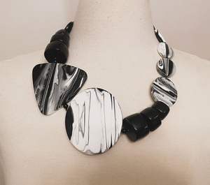 Collar Artístico de Cuerno Natural con Superficie Pulida, Diseñado para Mujeres Modernas, Joyería de Moda y Accesorios Destacados - Product Image 3