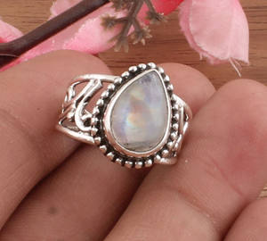 Bague empilable délicate en argent sterling 925 avec pierre précieuse de feu bleu en pierre de lune arc-en-ciel naturelle faite à la main en gros pour les fêtes - Product Image 1