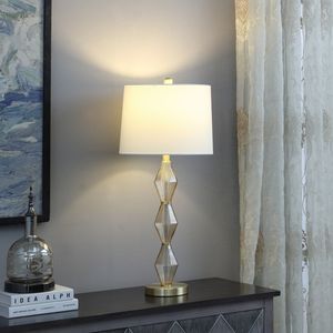 Lampada da tavolo Emil Moderne Geometric Light da 29,5 pollici in vetro testurizzato ambra con finitura oro spazzolato - Product Image 3
