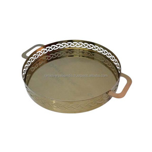 Bandeja decorativa para servir con diseño de calado de metal con doble MANGO y chapado en oro para alojar y mostrar alimentos y bebidas - Product Image 5