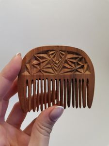 Peigne à cheveux portable en bois miniature, artisanal en bambou naturel - Product Image 3