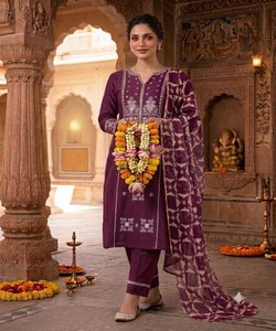 Salwar Kameez Bordado en Oferta para Mujer, Colección de Ropa Étnica Elegante, Estilo Moderno, Color Vino, 85101 - Product Image 2