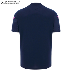 Camiseta Deportiva Premium Color Azul Marino Oscuro con Patrón a Cuadros Tonales y Detalles de Rayas Rosas, OEM ODM, Secado Rápido, Estilo Rugby - Product Image 2