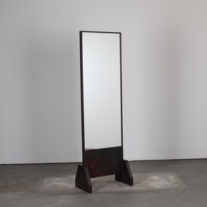 Espejo de pie con base de madera de acabado oscuro, ideal para exhibición en boutiques, mejora la presentación de prendas en tiendas minoristas. - Product Image 1