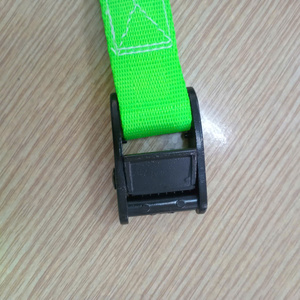 Correa de amarre con hebilla de leva de 25 mm y 3 m de longitud, capacidad de carga certificada de 500 kg a 800 kg, de poliéster, para asegurar motocicletas y carga ligera. - Product Image 4