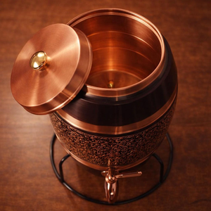 Dispensador de Bebidas de Cobre Vintage con Diseño Grabado Ornamentado, Acabado Negro, Tapa con Grifo y Soporte Elevado para Hogar, Hotel, Restaurante - Product Image 3