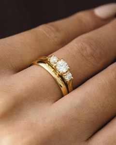 Bague de Mariage en Acier Inoxydable Plaqué Rhodium avec Diamants, Trois Pierres, Coupe Ronde, Bijoux de Mariage, Taille Personnalisée - Product Image 1