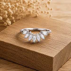 Bague de fiançailles classique pour femme en or massif 10K 14K 18K avec diamant de laboratoire taille marquise et chevron, couleur E VVS certifiée IGI - Product Image 2