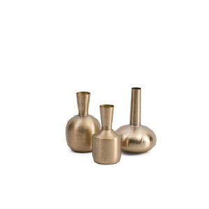 Nouvel ensemble de deux vases à fleurs au design moderne, faits à la main, pour la décoration intérieure et hôtelière - Product Image 5