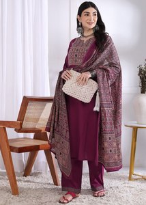 Ensemble de créateur pour femme en rayonne slub, comprenant un haut à col imprimé en relief, un bas à manches 3/4 et un dupatta imprimé en chanderi, pour tenue décontractée ou de soirée - Product Image 3