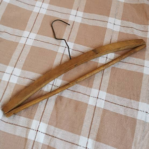 Cintre en bois de hêtre de qualité supérieure, style moderne et unique, finition très polie - Product Image 3
