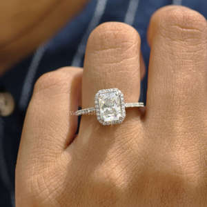 แหวนหมั้นผู้หญิงทรงคลาสสิกประดับโมอิสซาไนต์ทรงเรเดียนท์คัท น้ำหนัก 2.35 กะรัต ตัวเรือนเงินแท้ 925 ของขวัญแต่งงาน ประดับเพชรแบบฮาโลพาเว่ - Product Image 1