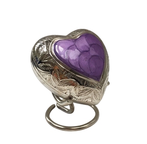 Elegante Urna Conmemorativa en Forma de Corazón con Acabado de Mármol Azul Océano, Borde de Latón Dorado Grabado a Mano y Base de Exhibición - Product Image 5