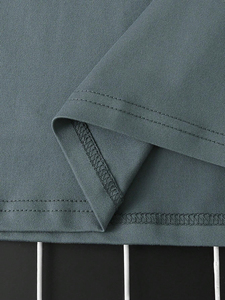 Nuestra camiseta personalizada de algodón y poliéster para hombres Algodón de origen responsable y poliéster duradero para una elección sostenible - Product Image 4