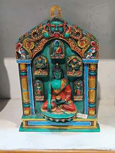 Statue de Bouddha bouddhiste en résine peinte à la main avec arche décorative et divinités pour la décoration de la maison - Product Image 3