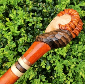 Canne de marche en bois écologique faite à la main avec tête de bélier sculptée - Design rustique pour cadeau de retraite et utilisation en extérieur - Product Image 1