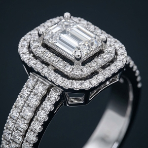 Anillo de compromiso con diamante de corte esmeralda cultivado en laboratorio, con múltiples filas de diamantes de corte redondo y doble halo, en oro blanco de 10k, 14k o 18k. - Product Image 3
