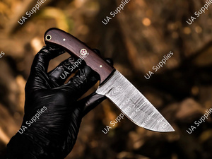 มีดทำมือเหล็กดามัสกัสแบบเต็มด้าม ปลายหยดน้ำ คมเฉียง สำหรับกิจกรรมเอาตัวรอดกลางแจ้ง ตั้งแคมป์ พกพาประจำวัน (EDC) ด้ามไม้พะยูง พร้อมปลอกไม้  รับผลิตแบบ OEM - Product Image 2