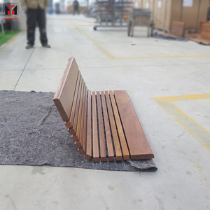 Panca Lunga da Esterno con Telaio di Supporto in Legno e Pallet in Legno, Solo per Riposo su Cemento o Pietra - Product Image 1