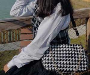 Mochila de Mujer con Estampado de Pata de Gallo, Correa de Cadena Dorada, Cierre de Cremallera, Impermeable, Ligera, Estilo Moderno para Entrenamiento y Viajes - Product Image 5