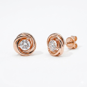 Boucles d'oreilles clous en or jaune 18 carats avec diamant de laboratoire gradué, motif nœud d'amour en spirale, 0,65 ct, taille ronde, bijoux fins - Product Image 2