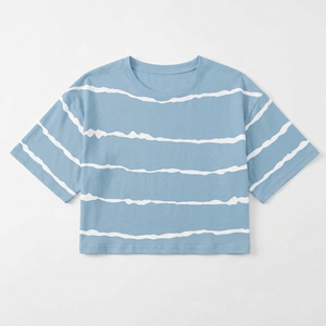เสื้อครอปท็อปลายทางสีน้ำเงินลายทางแบบดิสทอร์เต็ดสำหรับผู้หญิง เสื้อยืดลายทางขายส่ง เสื้อครอปทันสมัยทรงโอเวอร์ไซส์หลวมๆ สไตล์สตรีทแวร์ - Product Image 1